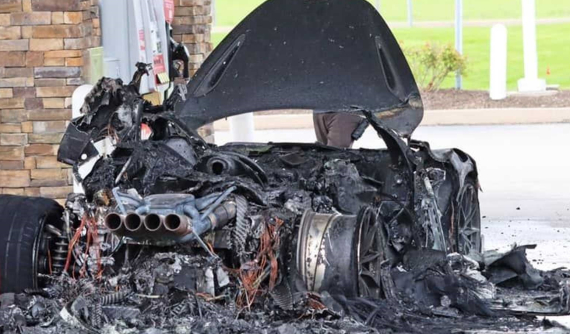 Siêu xe giới hạn McLaren 765LT "cháy như đuốc" ở trạm xăng