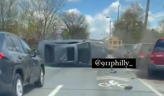 Video: Hyundai Sonata đâm vào xe đỗ bên đường rồi "ngửa bụng" khi di chuyển ở tốc độ chậm 30-40 km/h