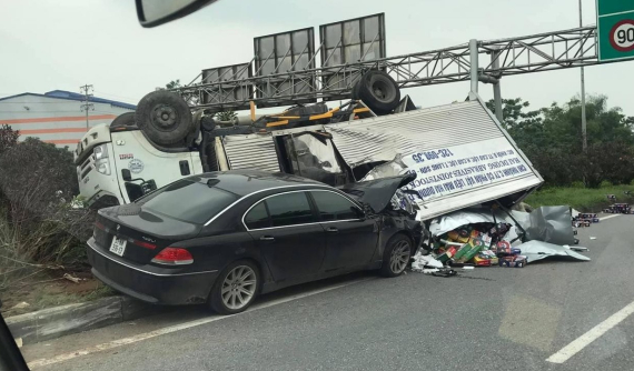 Bắc Ninh: Va chạm với xe sang BMW 7-Series, ô tô tải lật ngửa trên dải phân cách