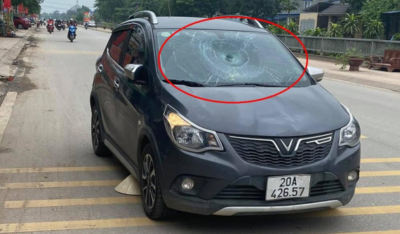 Video: Bị ô tô VinFast Fadil tông văng, người phụ nữ đi xe đạp chấn thương nặng