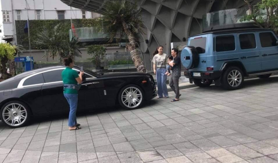 Cường "Đô-la" cùng vợ mang cặp đôi Mercedes-AMG G63 và Rolls-Royce Wraith ra Đà Nẵng