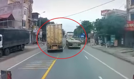Video: 2 xe container rượt đuổi, chèn ép nhau trên quốc lộ 1A khiến người đi đường kinh hãi