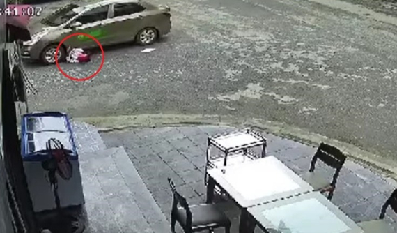 Video: Xe taxi cuốn 2 chị em vào gầm sau tai nạn tại ngã tư của Hà Giang