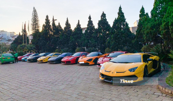Video: Mới ra biển số, Ferrari SF90 Stradale cùng Ferrari F8 Tributo họp mặt đoàn siêu xe hàng trăm tỷ đồng phượt lên Đà Lạt