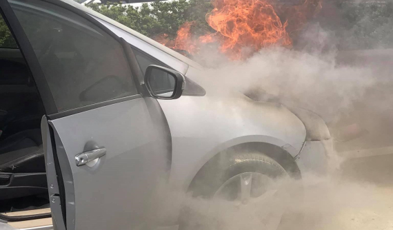 Video: Xe Mitsubishi 7 chỗ bốc cháy như đuốc trên cao tốc Pháp Vân – Cầu Giẽ