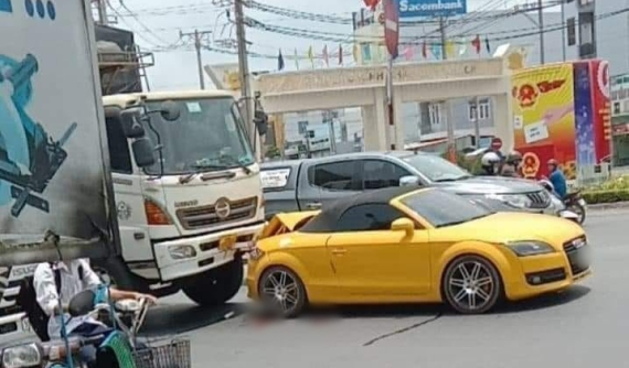 Long An: Xe Audi TT mui trần móp nặng đuôi xe sau va chạm với xe tải ở ngã tư