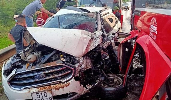 Bình Phước: Xe khách vượt ẩu, gây tai nạn liên hoàn khiến chiếc ô tô con Ford EcoSport bẹp dúm