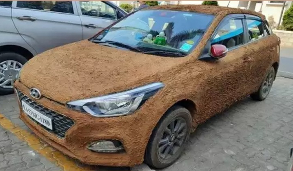 Chiếc Hyundai i20 Elite được trét đầy phân bò bên ngoài để... chống nóng trong mùa hè