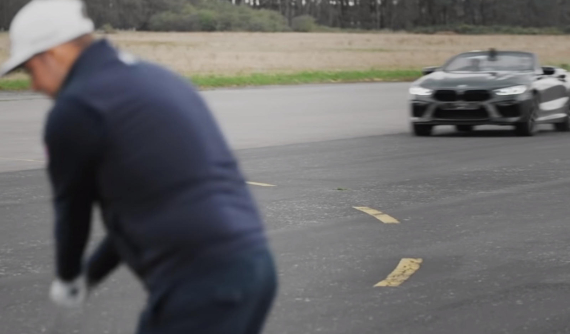 Tay golf lập kỷ lục thế giới khi đánh bóng vào trong một chiếc BMW M8 đang di chuyển ở cách xa 277 mét