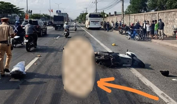Video: Tránh xe máy đi ngược chiều, thanh niên chết thảm dưới bánh xe khách tại Bà Rịa - Vũng Tàu