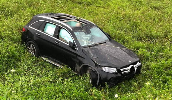 Mercedes-Benz GLC lao xuống bãi cỏ bên đường đại lộ Thăng Long, túi khí bung ra phủ kín cửa sổ