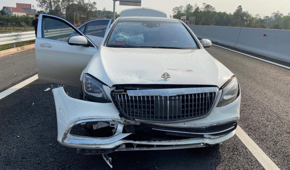 Mercedes-Benz S-Class "độ" Maybach vỡ nát đầu xe sau khi tông vào đuôi xe Kia trên cao tốc