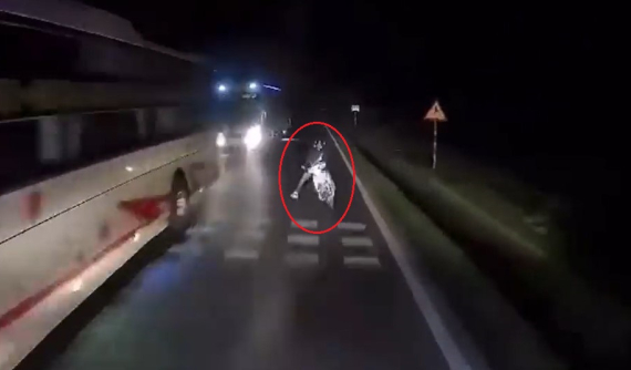 Video: Thanh niên đi xe máy vượt ẩu, đối đầu ô tô tải trên quốc lộ 6