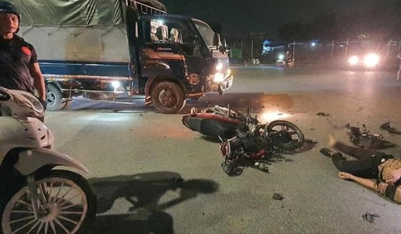 Bắc Ninh: Tông xe máy trực diện vào xe tải trong đêm tối, thanh niên bất tỉnh ngay tại chỗ