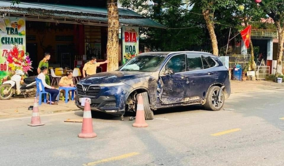 Hà Giang: VinFast LUX SA2.0 gãy trục bánh trước sau va chạm với xe tải trên Quốc lộ 2