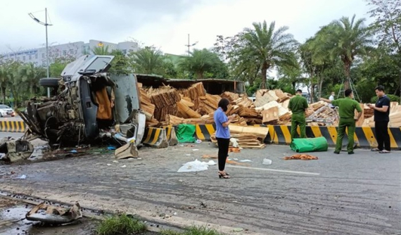 Video: Va chạm giữa 2 xe tải tại Hà Nội khiến 1 tài xế tử vong