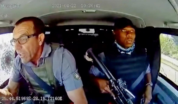 Kinh hãi trước video ghi hình vụ cướp có vũ trang xe bọc giáp chở tiền nhưng bất thành