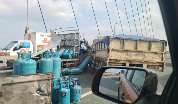 Video: Ô tô tải tông vào xe chở gas gặp sự cố, bình ga lăn lông lốc trên cầu Nhật Tân