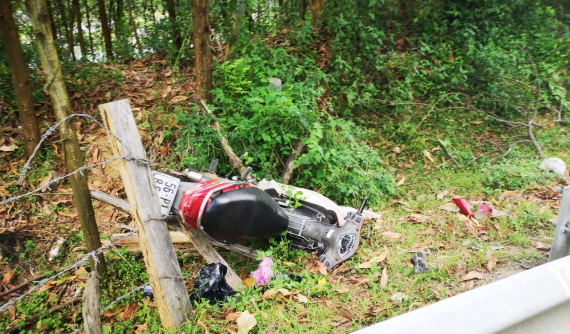 Video: Người đàn ông đi xe máy tông gãy cột mốc, nát một bên mặt trong vụ tai nạn tại Quảng Nam