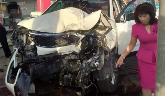 Video: Nữ tài xế đạp nhầm chân ga khiến Kia Sorento bay lên vỉa hè tông trúng 2 xe máy, 3 người bị thương