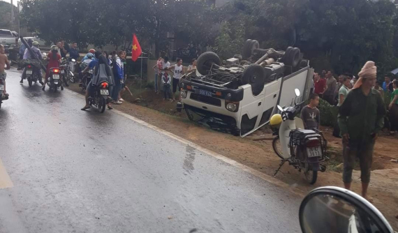 Video: Xe biển xanh đặc chủng lật ngửa trên quốc lộ 6, 2 người bị thương