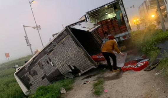 Nghệ An: Va chạm giao thông ở ngã tư khiến xe máy bốc cháy, xe tải chở cá lật nghiêng bên đường