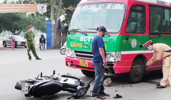 Nghệ An: Sinh viên năm 1 chấn thương nặng sau va chạm với xe buýt