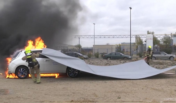 Đây là tấm bạt chữa cháy xe vừa nhanh chóng vừa tiện lợi