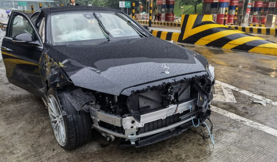 Mercedes-Benz S-Class 2021 bị tai nạn, túi khí trùm kín nội thất khiến cư dân mạng hết lời khen ngợi