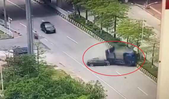 Video: Tesla Model 3 lao như tên bắn, tông trúng ô tô tải phía trước, tài xế tử vong