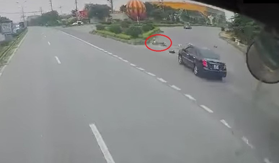 Video: Rẽ thiếu quan sát, ô tô con gây tai nạn cho 2 người đi xe máy trên quốc lộ 2