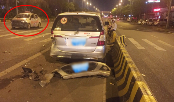 Video: Toyota Innova bị xe taxi đâm vào đuôi xe khi gặp sự cố về lốp trước cổng đài kiểm soát không lưu Nội Bài