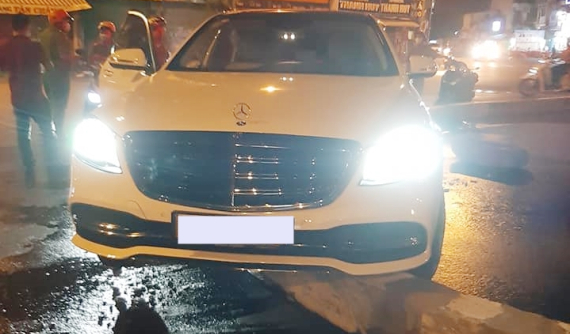 Sài Gòn: Tông vòng xoay ở ngã 5, Mercedes-Benz S-Class bị mắc kẹt tại đây