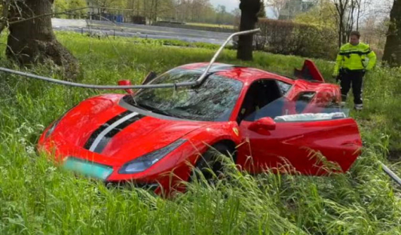 Ferrari 488 Pista mới 1 ngày tuổi đã gặp tai nạn đáng tiếc vì chủ xe "gà mờ"