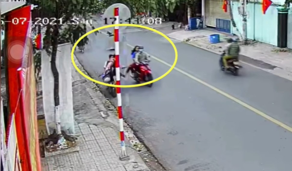 Video: Nữ sinh ngồi sau xe máy giơ chân đạp ngã 2 học sinh đi xe đạp điện tại Bình Dương