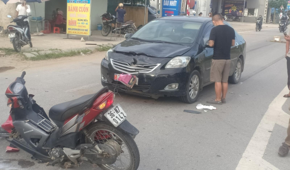 Thanh Hoá: Xe máy gãy phuộc trước sau va chạm với Toyota Vios ở ngã 5, 2 người bị thương