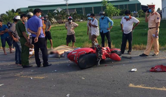 Long An: 2 người tử vong tại chỗ sau khi tông xe máy trực diện vào xe tải