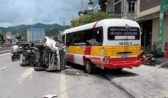Quảng Ninh: Tông vào đuôi xe buýt đang dừng đỗ, xe tải lật nghiêng trên đường, 1 người bị thương