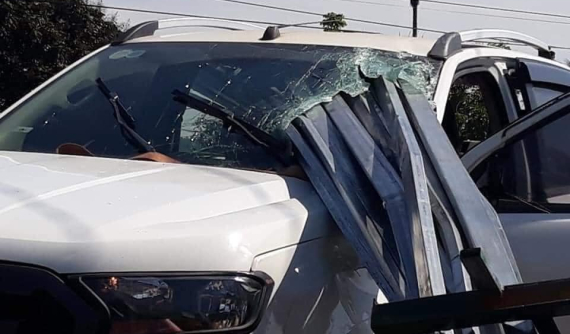 Đắk Lắk: Gần chục thanh sắt đâm xuyên kính lái của xe bán tải Ford Ranger, tài xế chấn thương nặng