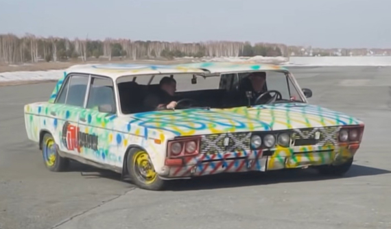 Theo dõi người Nga hàn 2 chiếc Lada thành 1 để tạo xe "widebody" đẳng cấp mới