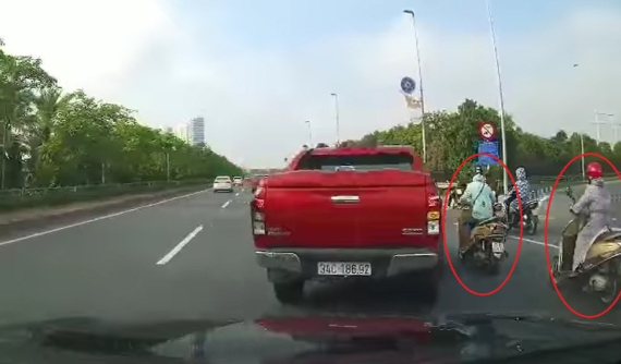 Video: Xe bán tải chuyển làn nhanh như cắt, gây tai nạn cho 2 người phụ nữ đi xe máy trên đường Hà Nội