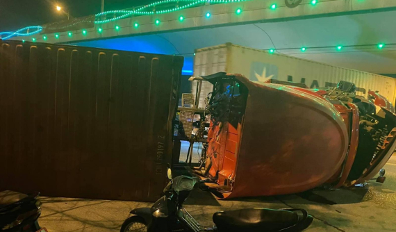 Hải Phòng: Xe container lật nghiêng ngay ngã 3 cảng Đình Vũ, tài xế may mắn chỉ bị xây xước