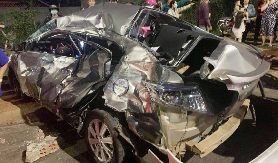 Đắk Lắk: Toyota Vios bị vò nát sau va chạm với xe tải, nữ tài xế tử vong tại chỗ