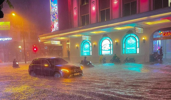 Cơn mưa lớn vào chiều tối ngày 11/5 khiến phố Hà Nội "cũng như sông"