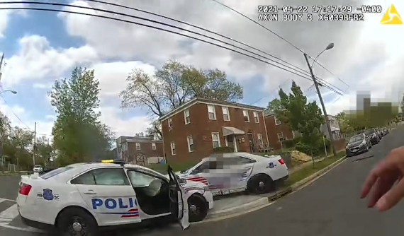 Video: Cảnh sát Mỹ liều lĩnh đua drag trên đường phố và rồi đâm vào nhau