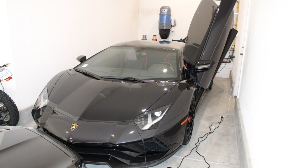 Người đàn ông bị khởi tố vì dùng tiền hỗ trợ Covid-19 để mua 3 chiếc xe Ferrari, Lamborghini và Bentley