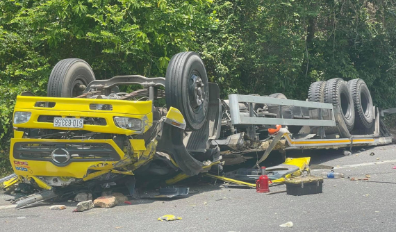 Ô tô tải tông vào vách núi rồi lật ngửa trên đèo Cù Mông, 2 người tử vong