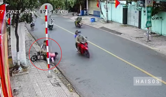 Vụ 2 học sinh đi xe đạp điện bị người ngồi trên xe máy đạp ngã tại Bình Dương: nguyên nhân được hé lộ