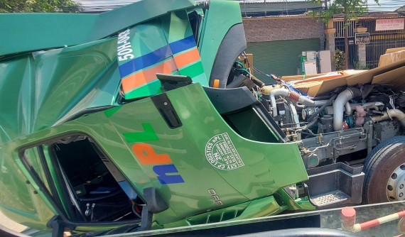 Bình Dương: Xe đầu kéo đổ dốc bị hàng tấn tấm gỗ ép dồn về trước khiến "rụng cabin", tài xế bị mắc kẹt