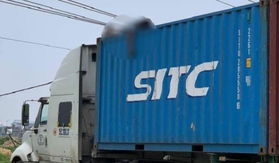 Bắc Ninh: Leo lên gỡ dây điện vướng vào thùng xe container, tài xế bị điện giật tử vong